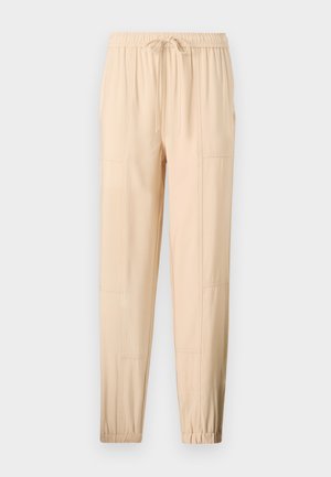 Pantaloni beige leggeri con vita elastica, lacci regolabili, vestibilità affusolata e tasche laterali; texture liscia e cuciture minime.