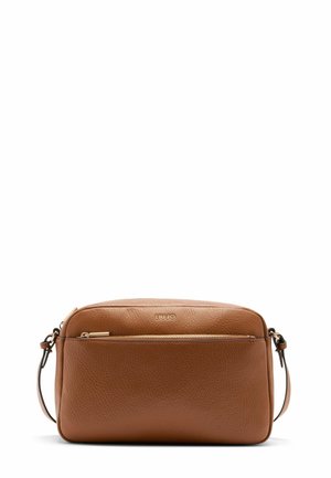 Borsa a tracolla in pelle marrone con finitura texture, dotata di una tasca anteriore con zip e di una tracolla removibile. Logo in rilievo sulla parte anteriore.