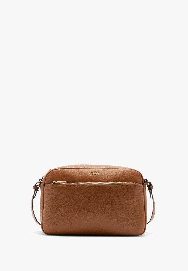 Braune Leder-Crossbody-Tasche mit strukturiertem Finish, ausgestattet mit einer Reißverschlusstasche auf der Vorderseite und einem abnehmbaren Schulterriemen. Logo auf der Vorderseite geprägt.