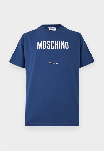 Navy plava pamučna majica kratkih rukava, s istaknutim bijelim natpisom "MOSCHINO" i "Milano" preko prsa. Okrugli izrez na vratu.