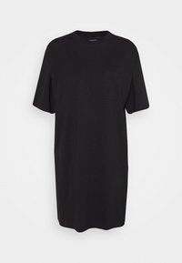 Robe t-shirt noire en tissu doux, avec un col rond, des manches courtes et une poche poitrine. Design simple et droit avec une texture lisse.