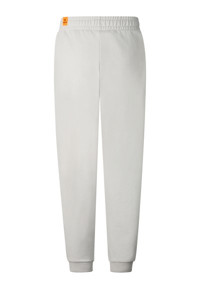 Lichtgrijze joggingbroek met elastische tailleband, geribbelde enkelboorden en een klein oranje label vlakbij de taille aan de linkerkant.