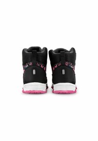 Svarta sportskor med rosa detaljer, hög ankel-design, texturerat material och en vit mellansula. Inkluderar logotypdetalj på hälen.