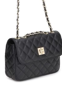 Sac à bandoulière en cuir matelassé noir avec bandoulière chaîne dorée et fermoir carré doré sur le rabat avant.