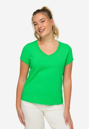 Groene v-hals t-shirt met korte mouwen. Zachte stof, gladde textuur, getailleerd ontwerp en een subtiele logodetail aan de onderzoom.