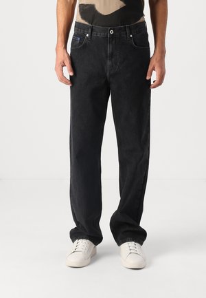 Svarta denimjeans med avkopplad passform, design med fem fickor och knappstängning. Har vita sömmar och en subtil textur.