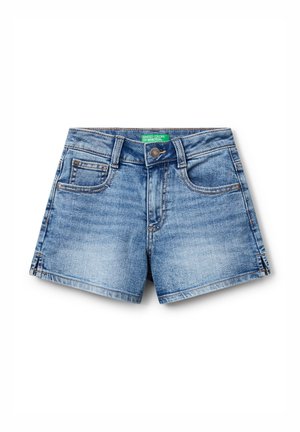 Krótkie spodenki dżinsowe w jasnoniebieskim kolorze z wyblakłym wzorem, szlufkami na pasek, kieszeniami z przodu i z tyłu oraz zapięciem na guzik. Widoczna zielona metka marki.