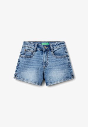 Hellblaue Jeansshorts mit einem verwaschenen Muster, Gürtelschlaufen, vorderen und hinteren Taschen sowie einem Knopfverschluss. Grünes Markenlabel sichtbar.