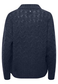 Pull over bleu marine foncé avec un motif en losange texturé, des bords côtes aux poignets et à l'ourlet, et un petit logo brodé au niveau du col au dos.
