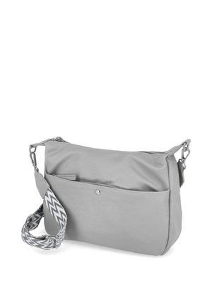 Lichtgrijze leren crossbodytas met voorvak, zilveren knoop en verstelbare zigzag geweven stoffen riem.