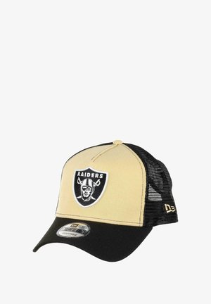 Trucker Cap mit khakifarbenem Vorderteil, schwarzen Mesh-Seiten und verstellbarem Hinterteil. Auf der Vorderseite befindet sich ein Schwarz-Weiß-Patch mit dem Raiders-Logo.