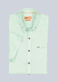 Hellgrünes Leinenhemd mit Button-Down-Kragen, kurzen Ärmeln, Brusttasche und kontrastierenden orangefarbenen Nähten am Etikett.