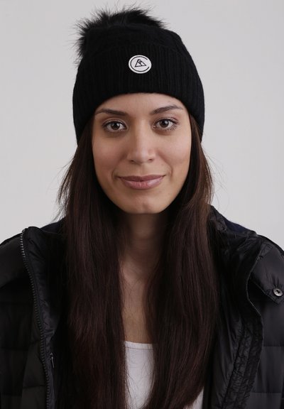 REFRIGIWEAR - CAPPELLO DONNA BIANCO CON POMPOM IN PELLICCIA - Mille di REFRIGIWEAR - CAPPELLO DONNA BIANCO CON POMPOM IN PELLICCIA - Mille di