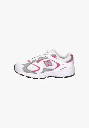 Scarpa da ginnastica bianca con accenti rosa e grigi, tomaia in mesh, chiusura con lacci e suola in gomma nera progettata per la corsa o lo sport.
