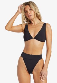Črn bikini komplet s plitvim vrhom in širokimi naramnicami ter visokim pasom. Gladka tekstura, minimalistična zasnova, brez okrasitev.