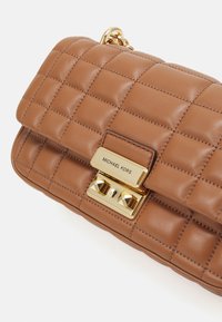 MICHAEL Michael Kors TRIBECA CHAIN - Rankinė - luggage