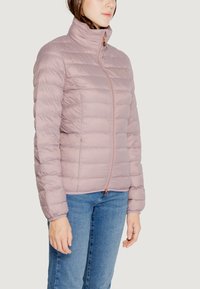 Giacca gonfiabile di colore rosa chiaro con colletto alto, chiusura con zip e motivo a righe orizzontali. Presenta un logo e un accento in metallo sulla zip.