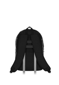 Schwarzer Rucksack mit gepolsterten Schulterriemen und einem oberen Griff. Er zeichnet sich durch ein glattes, abgerundetes Design und einen leichten Rahmen für Tragbarkeit aus.