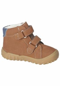 Bottine en daim marron avec deux sangles Velcro, couture blanche et un accent en tissu gris au niveau du col. Semelle en caoutchouc texturé avec adhérence.