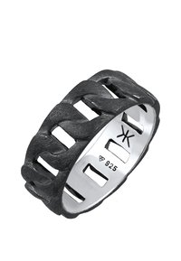 Sølvring med en sort finish, prydet med sammenflettede kædelinker og rektangulære udskæringer, markeret med "925" for sterlingsølv.