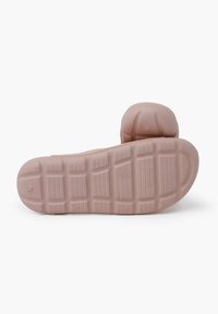 Suela de zapato de goma rosa con un patrón de agarre texturizado que presenta formas rectangulares y circulares, etiquetada con detalles de tamaño y origen de fabricación.