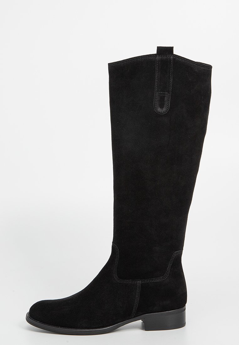 Schwarze Wildleder-Stiefel bis zum Knie mit abgerundetem Zehenbereich, dezenten Steppdetails und einem niedrigen Blockabsatz. Verfügt über eine dekorative Ziehlasche.