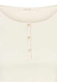 Hvid, ribbet bomuldstanktop med rund halsudskæring, med en knapstolpe med tre runde, cremefarvede knapper og et mærke med teksten "rethinkit."