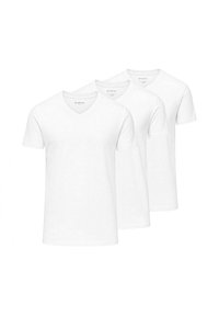 Tres camisetas de algodón blanco en forma de v apiladas. Cada una tiene mangas cortas y una textura suave, sin patrones ni herrajes visibles.