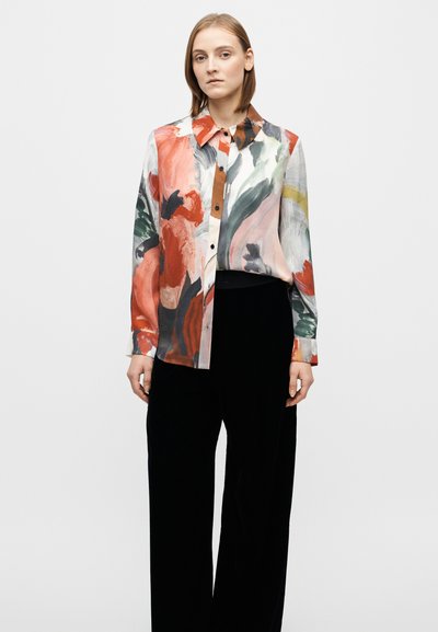 Cămașă multicoloră cu nasturi, cu modele florale abstracte, guler și mâneci lungi, fabricată dintr-un material ușor.