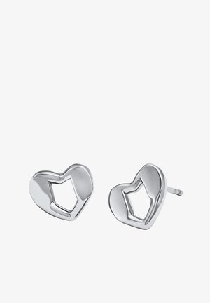 Srebrne kolczyki w kształcie serca z wyciętym wzorem, z polerowanym wykończeniem i gładkimi krawędziami. Zapięcie typu post dla zapewnienia pewnego noszenia.