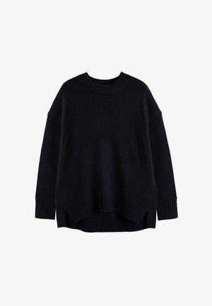 Donkerblauwe gebreide trui met een ronde hals, verlaagde schouders, geribde manchetten en een licht schuin aflopende zoom. Zachte textuur.