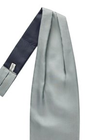 Siden slips i ljusgrått med en slät yta. Har en mörkare satinfoder och en tagg synlig nära ena änden.