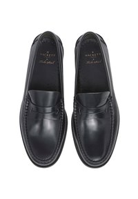 Crne kožne mokasine s glatkom završnom obradom, model bez kopčanja, ukrasnim šavovima i suptilnim perforacijama u ulošcima za prozračnost.