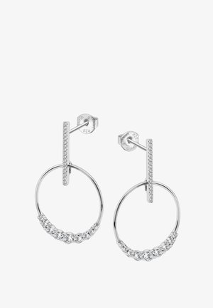 Boucles d'oreilles en argent comprenant un design en forme de boucle circulaire avec une rangée de petites pierres claires en bas et un tige droite avec un accent texturé.