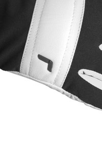 Prodotto in pelle bianca e nera con tessuto testurizzato, caratterizzato da un design elegante e un piccolo logo in finitura opaca.