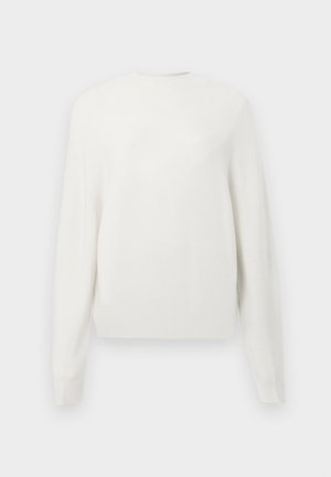 Hvit strikket genser med lange ermer og rund hals. Stoffet virker mykt og lett med en glatt tekstur.