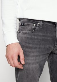 Calvin Klein Jeans SLIM - Calças de ganga justas - denim grey
