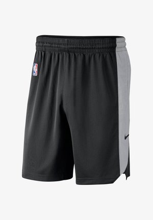 Shorts de basketball noirs en tissu respirant, avec un panneau latéral gris, une taille élastique et un logo NBA à l'avant.