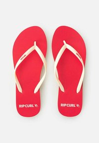Czerwone klapki z teksturowaną powierzchnią, białe gumowe paski i logo 'RIP CURL'. Płaski design odpowiedni do codziennego noszenia.