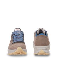 Brązowe zamszowe buty trekkingowe z niebieskimi wzorzystymi sznurówkami, szarym śródpodeszwą i żółtą gumową podeszwą, z teksturowaną powierzchnią i wyraźnym obcasem.