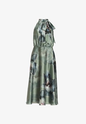 Lyhyt kukkamekko, joka on valmistettu silkkiä muistuttavasta kankaasta. Mekossa on solmukiinnitys kauluksessa, kootut vyötärö ja suuria vihreitä ja sinisiä kukkia.