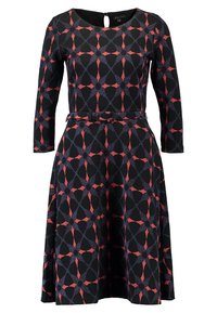 Svart klänning med röd och lila geometrisk mönstring, trekvartsärmar, figursydd midja med ett bälte i matchande tyg och en rund halsringning.