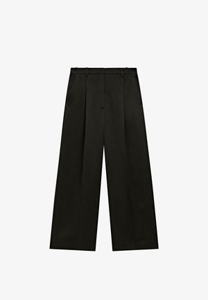 Czarne spodnie o szerokich nogawkach z plisami, płaskim przodem i dwoma bocznymi kieszeniami. Wykonane z gładkiej tkaniny, z usztywnionym pasem zakończonym szlufkami na pasek.