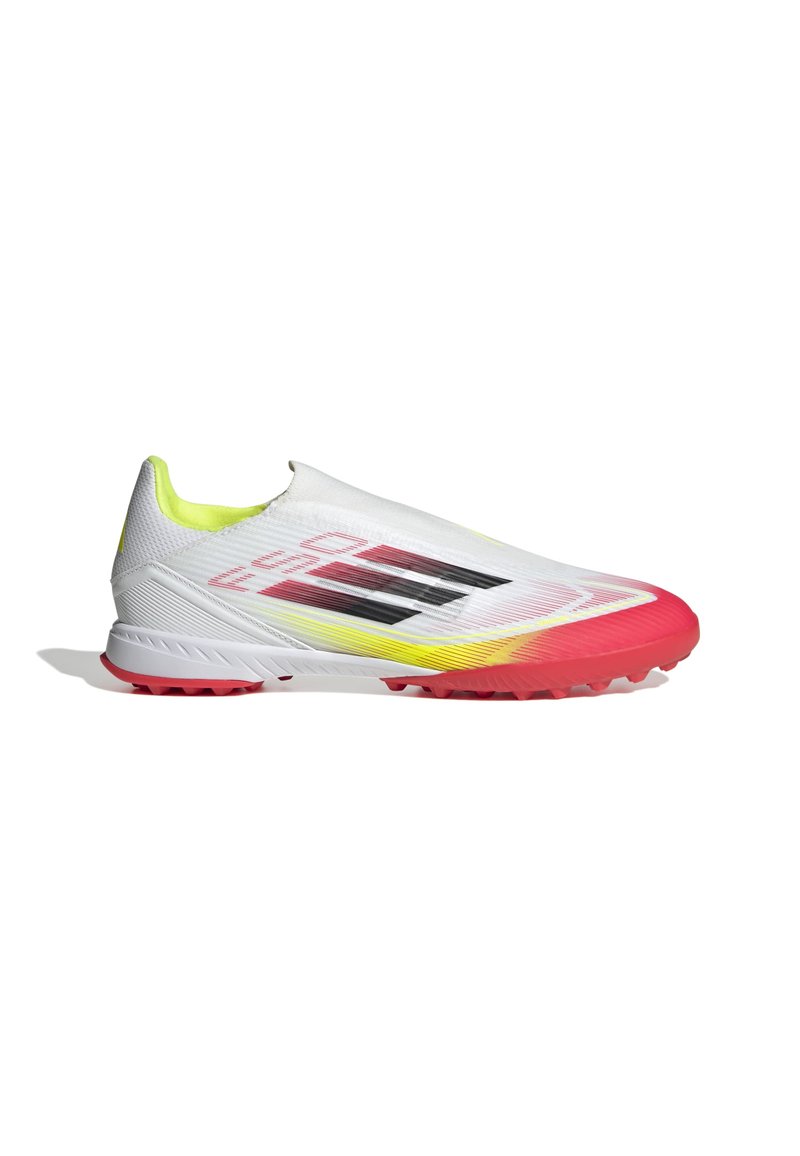 Weißer Sportschuh mit einer strukturierten Oberseite, ausgestattet mit schwarzen und roten Akzenten, einer Farbverlaufsohle von Pink zu Gelb und einem Slipper-Design.