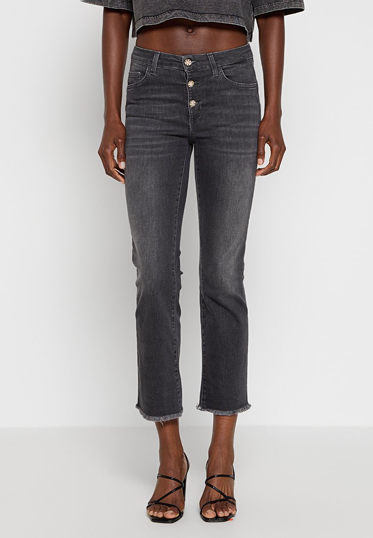 Jeans z wysokim stanem w kolorze węgorzowym, z pięcioma guzikami, o dopasowanym kroju, długości ściągającej i surowym wykończeniu dołu.