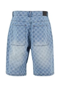 Lyseblå denimshorts med et tekstureret cirkulært mønster, to baglommer og et glat liv med et sort accentlogo.