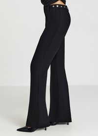 Schwarze Schlaghosen mit glatter Textur, hoher Taille und silbernen Knopfakzenten am Bund. Maßgeschneiderte Passform mit schmal zulaufendem Beinabschluss.