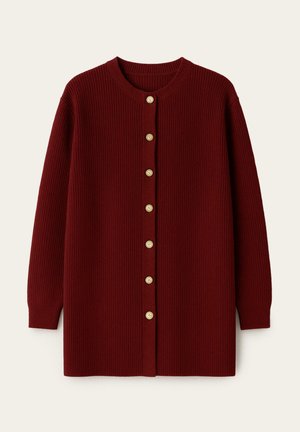 Cardigan bordeaux à côtes avec un col rond, doté d'une fermeture à bouton sur le devant avec des boutons dorés et de longues manches.