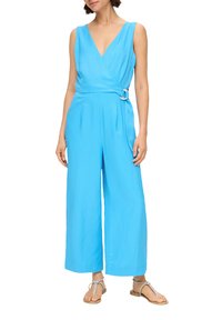 Lichtblauw, mouwloze jumpsuit met een wikkelontwerp, brede benen, een ceintuur met een zilveren ring accent en een gladde textuur.