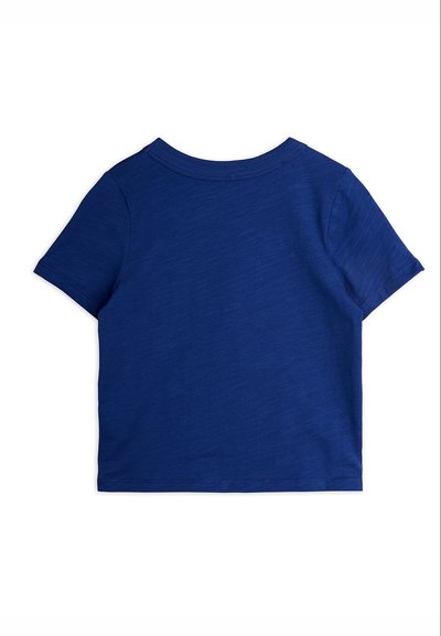 Μπλε κοντομάνικο μπλουζάκι για νήπια με στρογγυλή λαιμόκοψη, εμφανίζεται από πίσω σε λευκό φόντο.